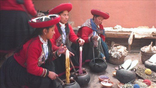 Sacred Valley - Chincero - Local women's weaving co-op - dyeing process