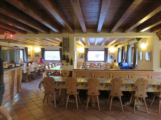 Refugia Bonarti - dining area