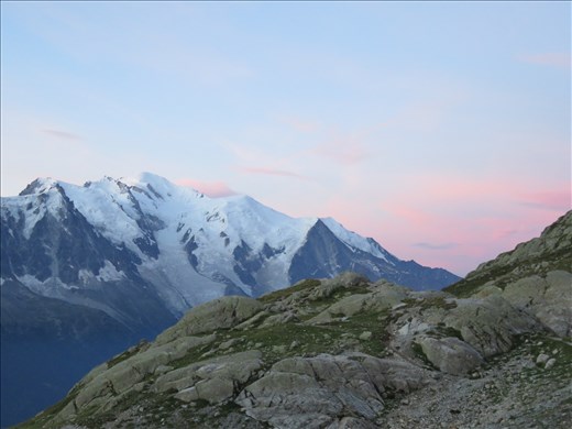 Sunrise MOnt Blanc - front of refuge