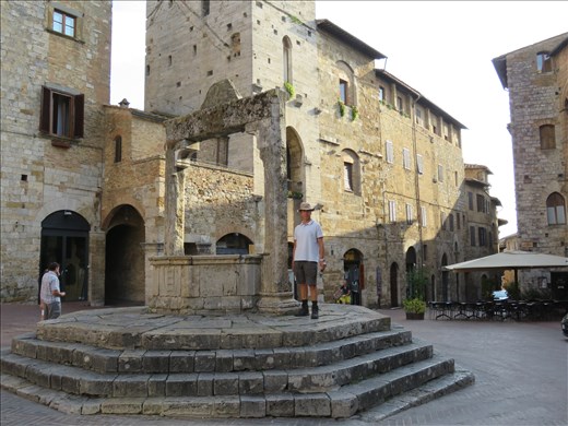 San Gimignano - piazza next to main one