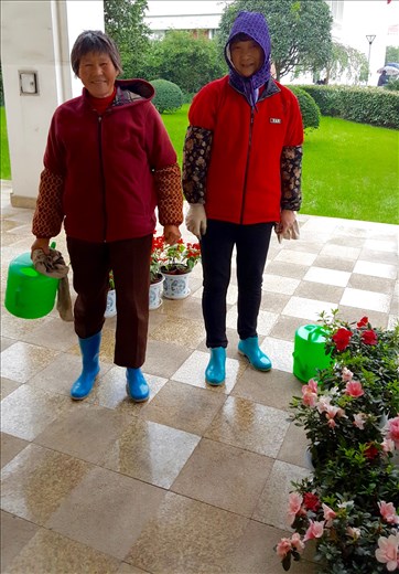 Two of the gardening ayis kindly pose for a picture 