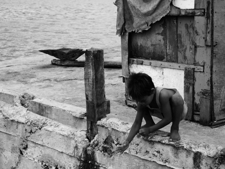 even the children are tough how to fish to be able to help their family