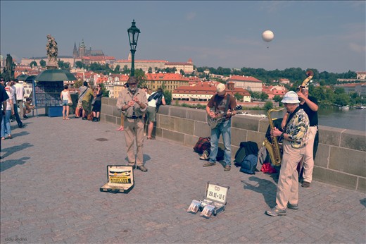 Itinerant artists on the Charles Bridge in Prague 