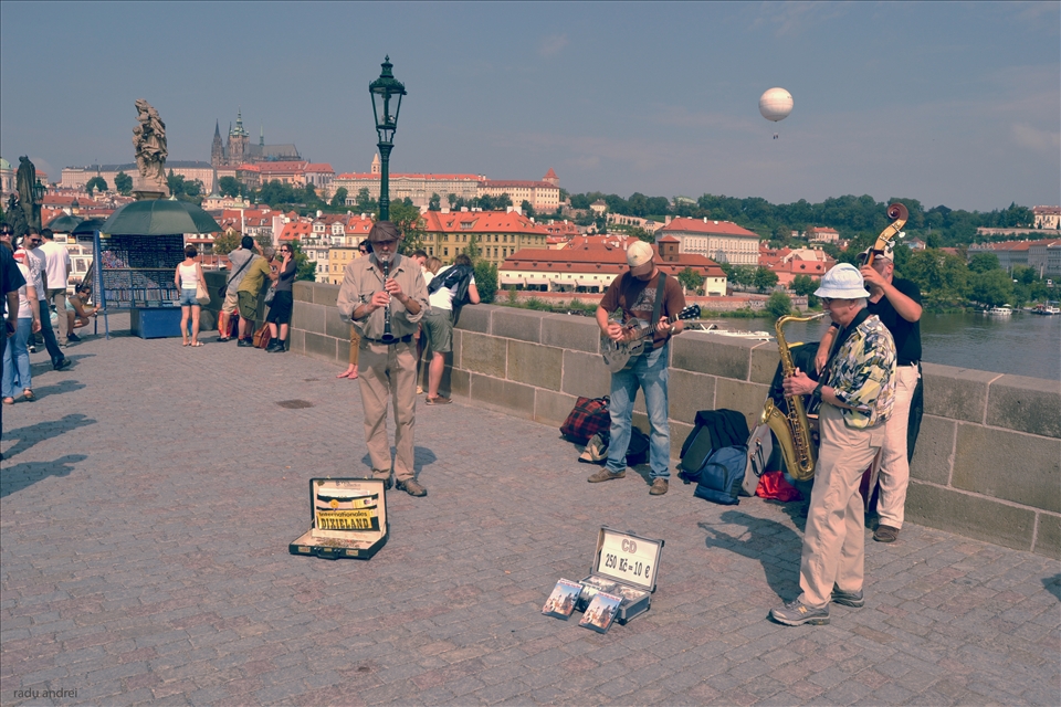 Itinerant artists on the Charles Bridge in Prague 