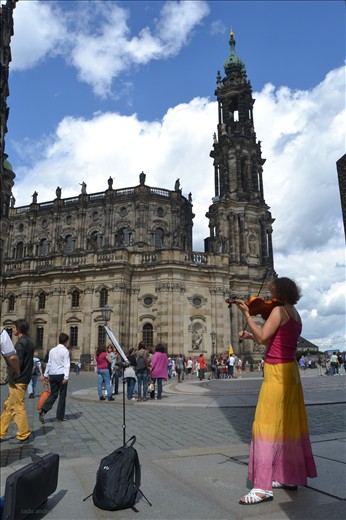Bohemian atmosphere in the Palace Square (Schloßplatz) in Dresden