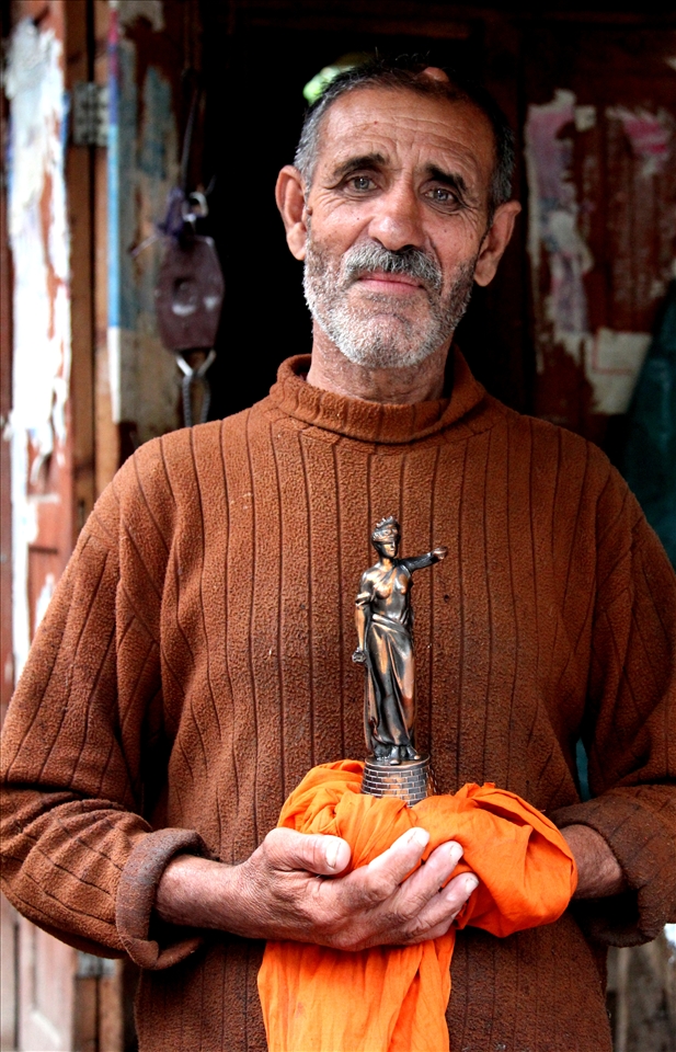 The meat trader showing the statuette of Themis - Greek Goddess of Justice, which is deprived of her  attributes - a scales and a sword, is asking how much he can get for it.
Pakistan – the country of  a very bad fame. Many believes, that each of a Pakistan citizen is a potential terrorist. Although none will say it aloud, still it's very difficult for Pakistani to get permission to enter any western country. Whereas they are the same as the most of the people in the world – they dream of living in peace. And every single day they have to cope with poverty and, what  is worse – with a threat from a domestic religious extremists.
 Justice, where are your scales?
