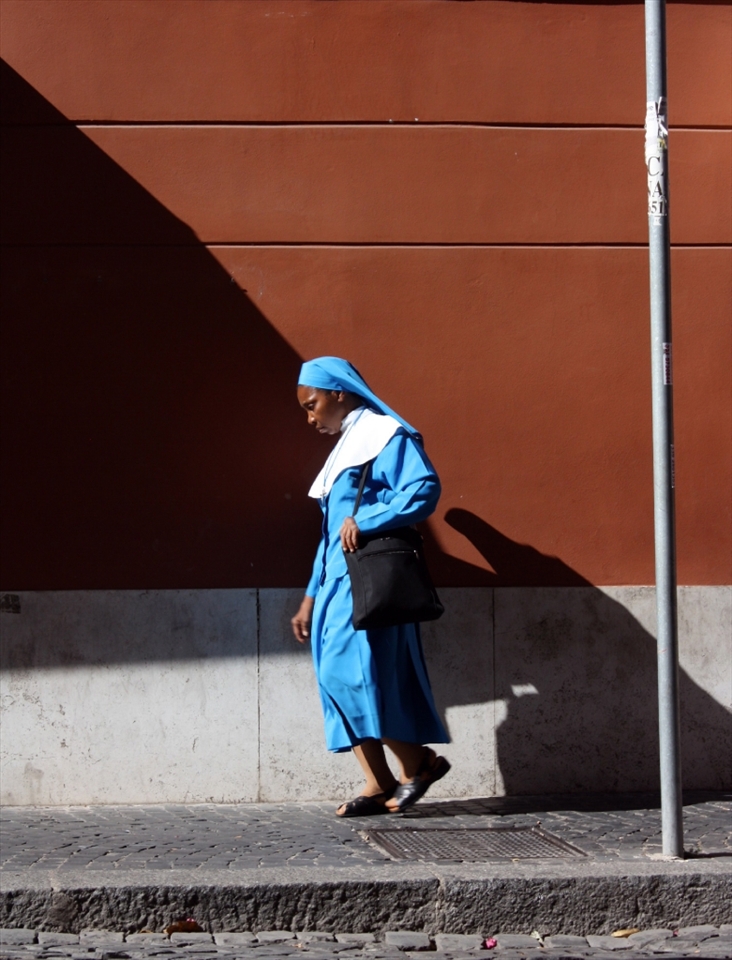 A quick snap of passerby creates an eye-catching contrast