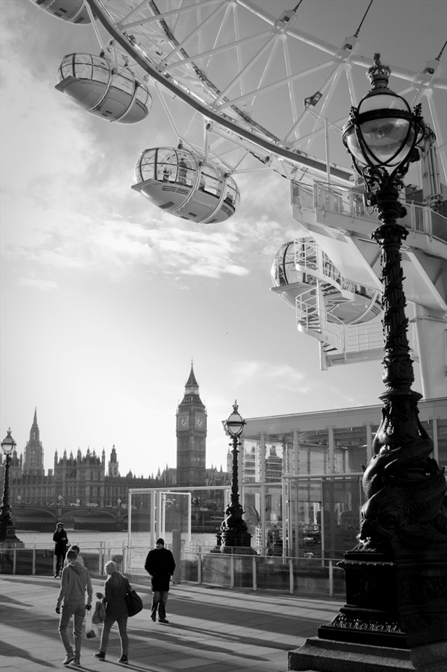 Leisurely stroll along the river thames. Great historic icons as the parliament and Big Ben along with the newer sights as the London Eye