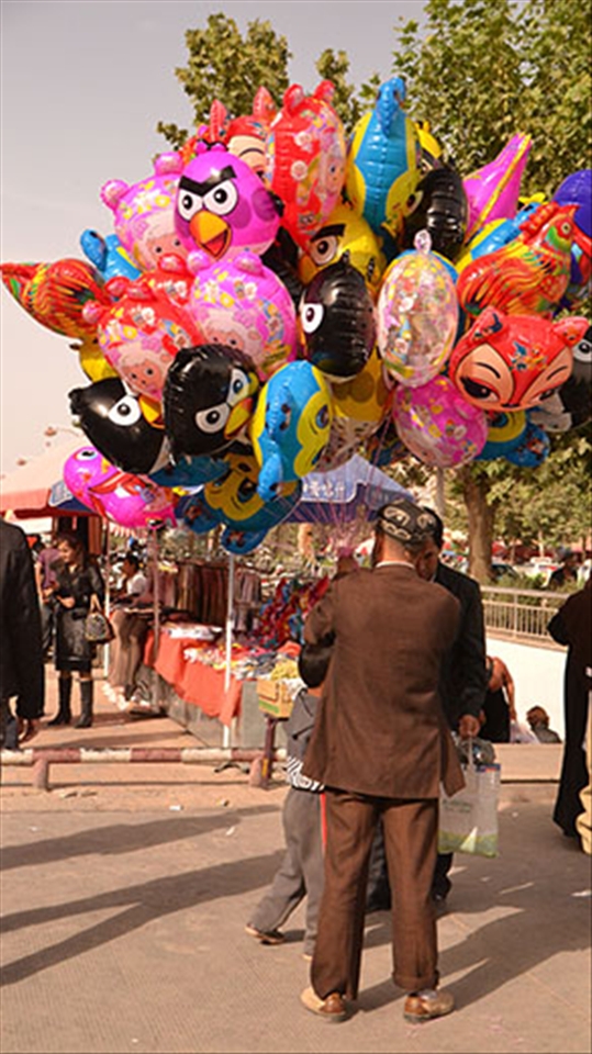 Just like anywhere in the world, the people of Kashgar too are inspired by dreams and fantasy. Here amidst the town bazaar’s stalls of daily goods and necessities, a balloon seller draws kids with cheery balloons of Angry Birds and other universal characters.