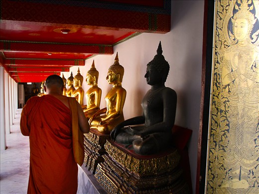 monk at wat pho