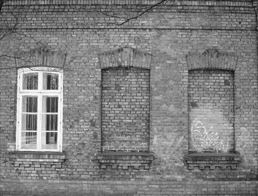 Here is an old building in the park's surroundings, 
as a child I made up ghost stories of this place.

