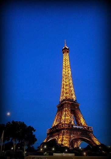 The shiny Eiffel Tower in the evening, even my camera can't resist of its beautifulness