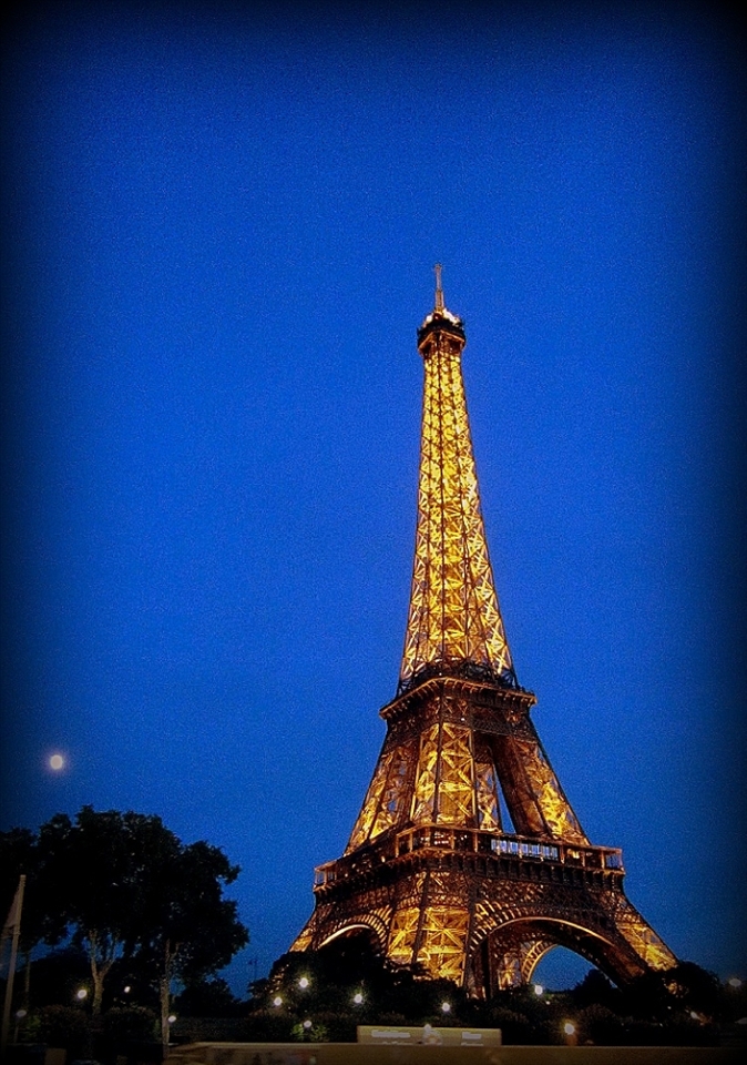 The shiny Eiffel Tower in the evening, even my camera can't resist of its beautifulness