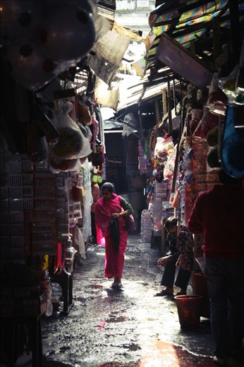 At the main market of Darjeeling, the power of contrasts which is so characteristic of indian life can be seen in all its beauty.