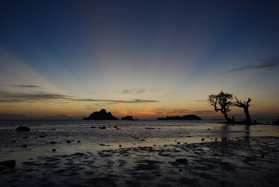 Rustic.  Experience the beautiful sunrise in Islas de Gigantes..  During low tide, you can walk on the sandbar to reach other nearby islets.
 