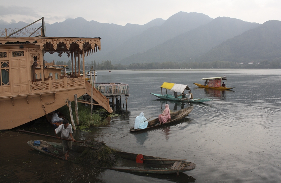 Day starts with some activities in Dal Lake