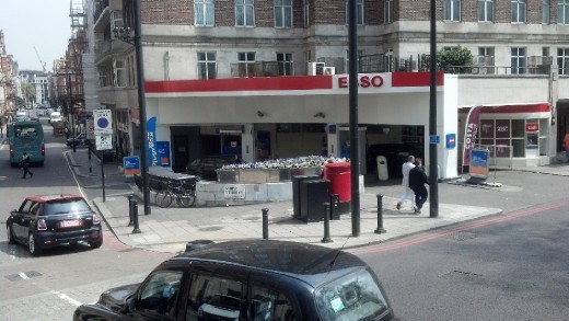 Esso Gas Station (London)