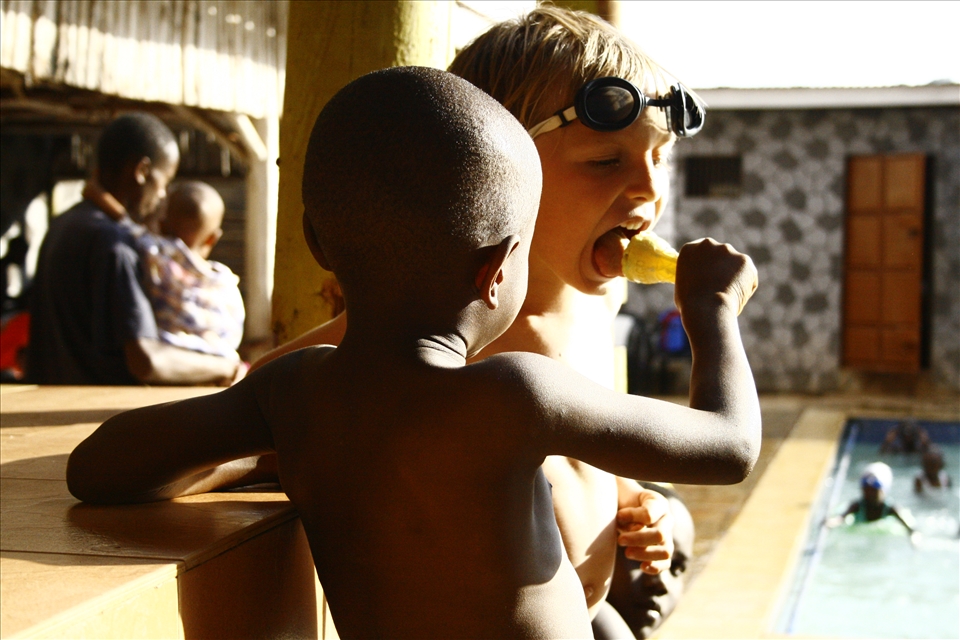 Sharing ice cream by the pool knows no boundaries. 