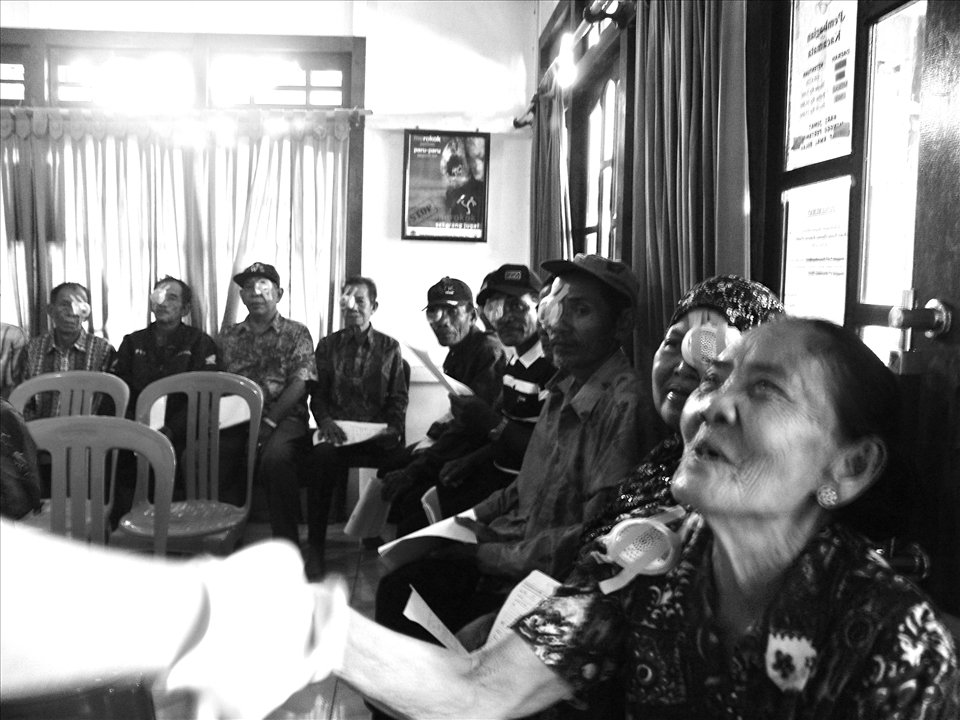 Ibu Antonia shakes the hand of Dr. Steve in gratitude moments after he removes her eye patch. She hasn’t seen in over 10 years.  Living and caring for a relative who cannot see is very taxing for the families in Sukadana. Ibu Antonia has been lucky her family has been well off enough to provide for her during this difficult time.  Many have to take leave from their jobs and the burden is often left on the remaining partner. This puts an enormous financial stress on the family, as loss of income depletes the families’ resources financially and emotionally. 