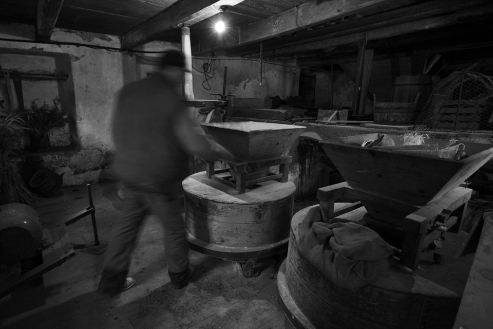 All the machines are made of wood and stone and most of the equipment in the mill dates back in time when the mill was build. A lot of it was stolen while the mill was abandoned, but luckily some people in the area still have the knowledge of restoring and buidling mills and mill wheels.