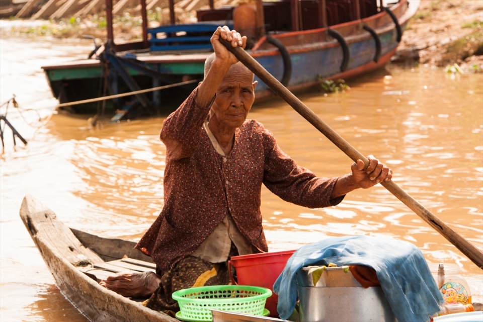 The community revolves around the lake and almost all travel is done via boat, with the waterways becoming narrower and narrower into the dry season. This lady is on her way back from the market with her groceries, heading home to cook and feed her family.