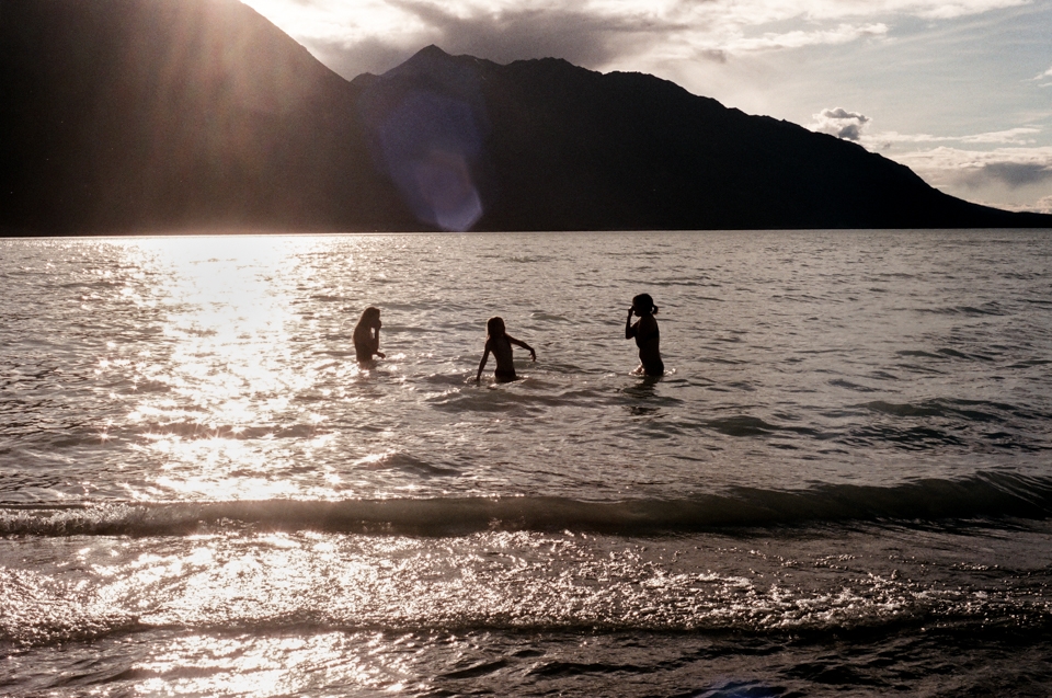 Emerging from a makeshift wooden sauna, three students quickly run into Kluane Lake. The water is not more then a few degrees celsius, as it originates from the toe of the Kaskawalsh glacier less than 50km away. 
