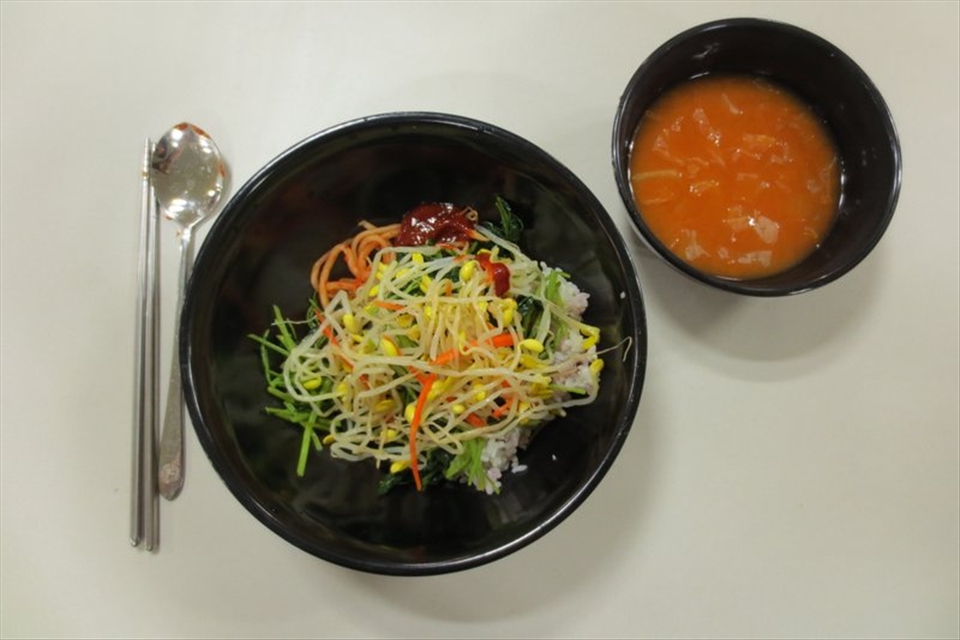 Only plain vegetable bibimbap (mixed rice) is served to monks and guests alike