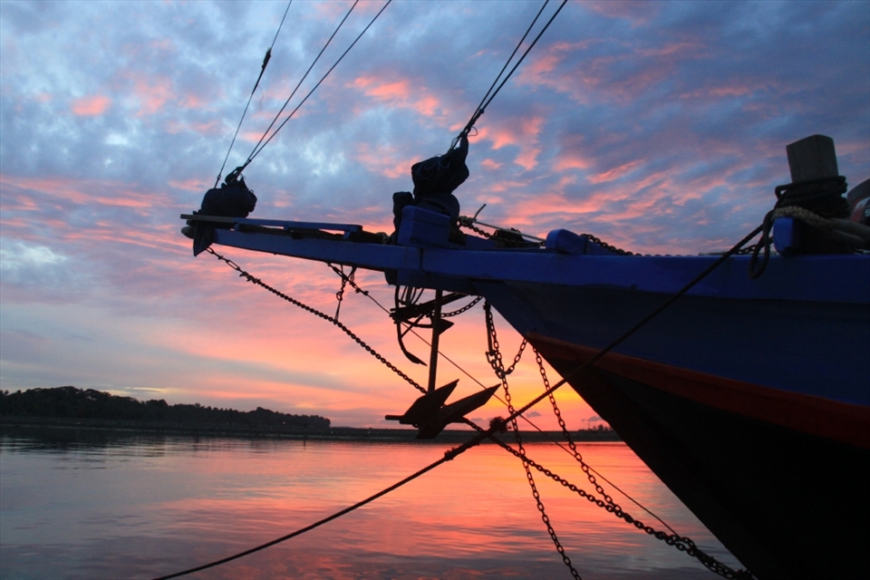 Departing from Batam in Indonesia for a 3 week diving expedition aboard a traditional fishing boat across Indonesia, vsiting islands & finishing in Komodo National Park