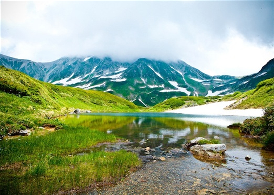 Despite heat waves through Japan, Tateyama Rempo maintains a layer of snow.