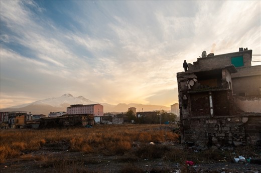 I went further and there was a ruined house that does not look to be inhabited. But suddenly a boy climbing on a wall showed me that I was wrong, he lives there.
