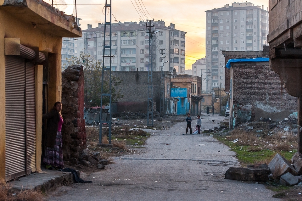 I would not have expected to see so many inhabitants they are curious and they look at me suspiciously. Children are more courageous and come to ask me some money. 100 meters away are other people other city other Kayseri...