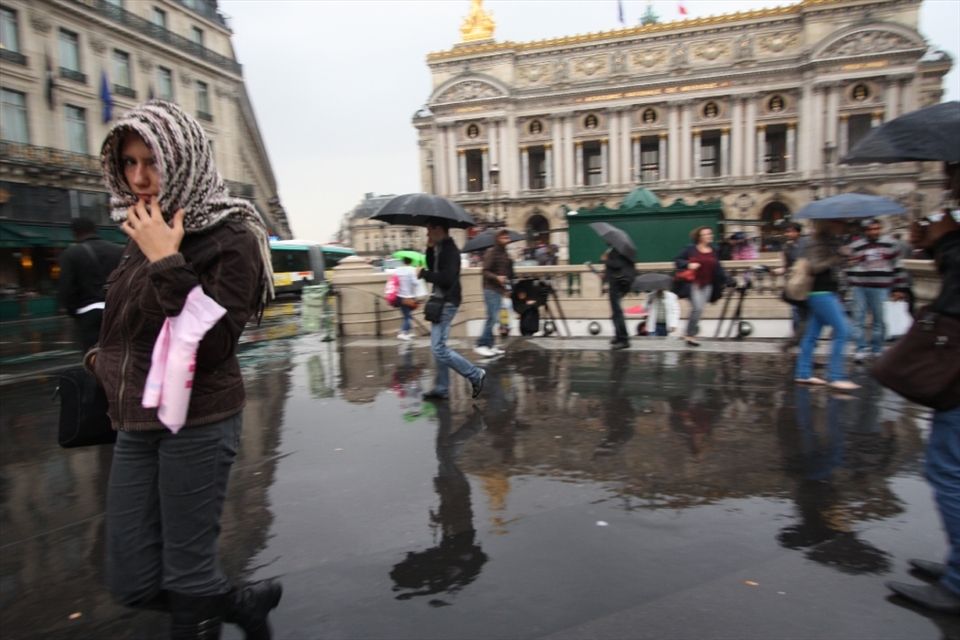 Capturing faces, expressions and feelings. There's only one moment. Stressed, running people. Everything is going to be okay. 