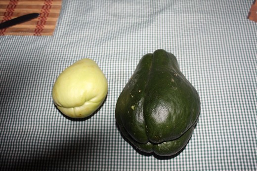 2 types of chayotes (squash)