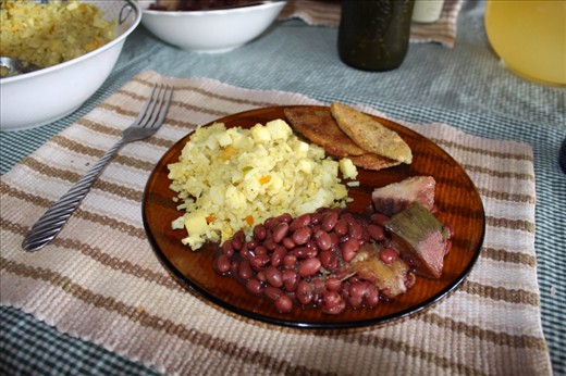 Arroz con hearts of palm, frijoles con chayotes, fried ayotes