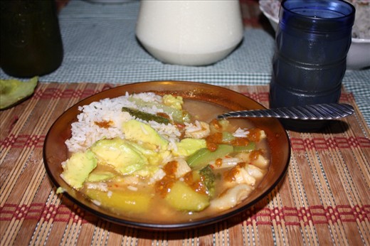 Tripe y vegetable Sopa con arroz y aguacate