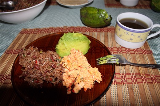 Gallo pinto, huervos, y aguacate
