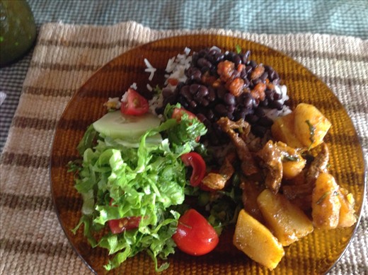 Carne y papas, ensalade, arroz y frijoles con picante