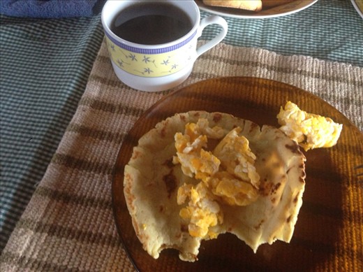 Breakfast burrito con homemade tortilla, huervo y queso, agua dulce