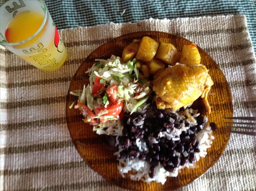 Chicken y potatoes, ensalade, arroz y frijoles
