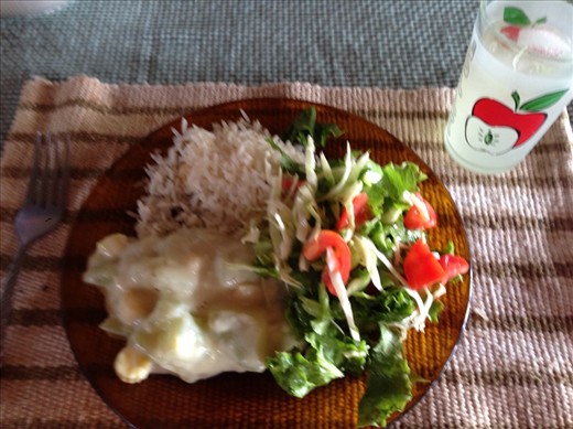 Chayotes (squash) y corn in cream sauce,  ensalade, arroz y friljoles 
