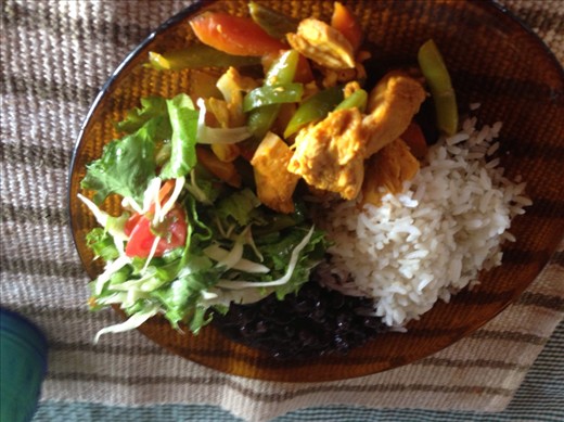 Chicken con vegetables, ensalade, arroz