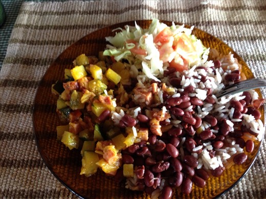 Ayotes, arroz y frijoles, ensalade 