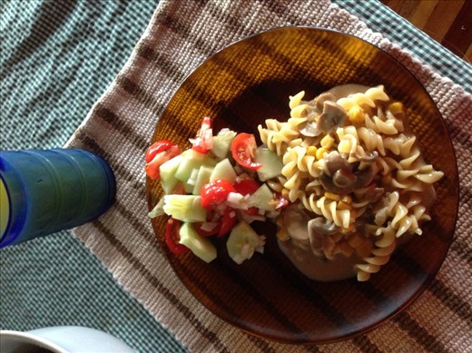 Pasta con maize y mushrooms, ensalade 