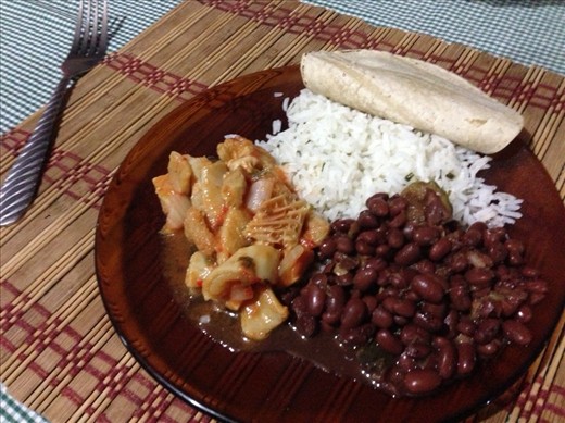 Tripe y onions, arroz y frijoles, tortillas