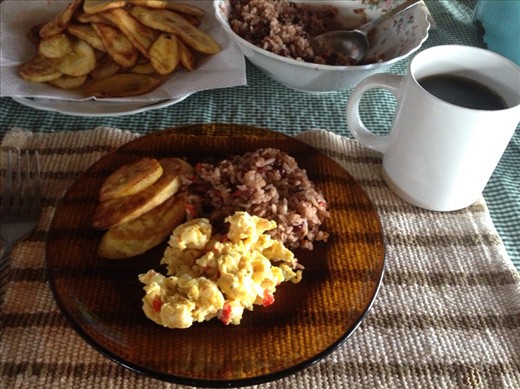 Pinto gallo, huervos, fried plantains