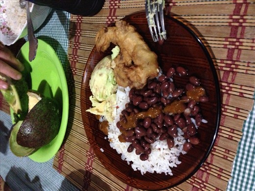 Fried fish, arroz y frijoles, aguacate