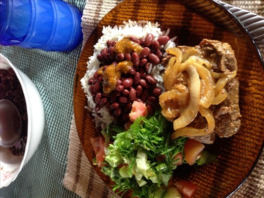 Beef con onions, arroz y frijoles, ensalade, jugo de guanabana 