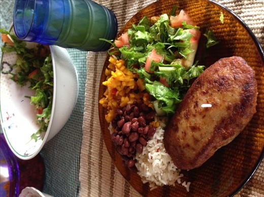 Enyucados, arroz y frijoles, ensalade 
