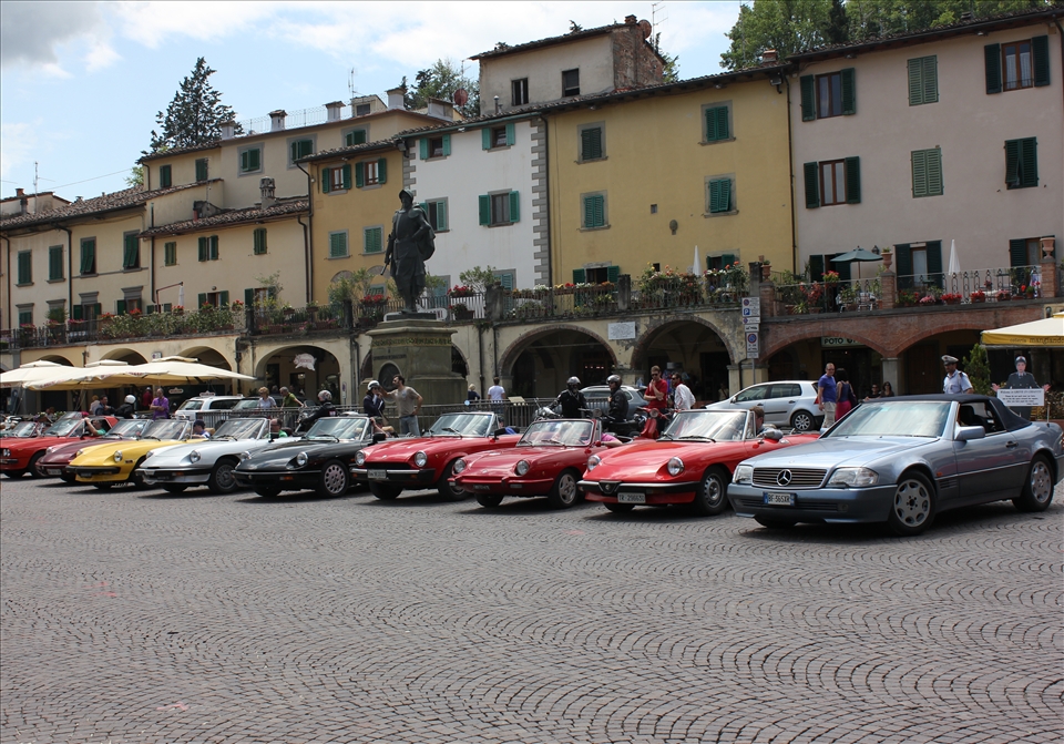 On our way to find some food after a wine tasting in Chianti we came across a piazza full of amazing Italian cars. We decided this would be a fun place to eat and gawked as the owners sat in the cars for about an hour before all taking off in a parade out of the piazza. We loved just watching the Italians interact with one another. They enjoy showing off what they have....as well as drinking, eating, and kissing. 