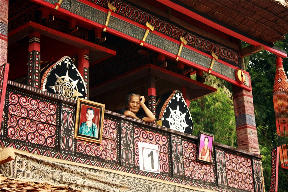 the youngest sister was waiting for both her sister's corpses in Rambu Solo ritual